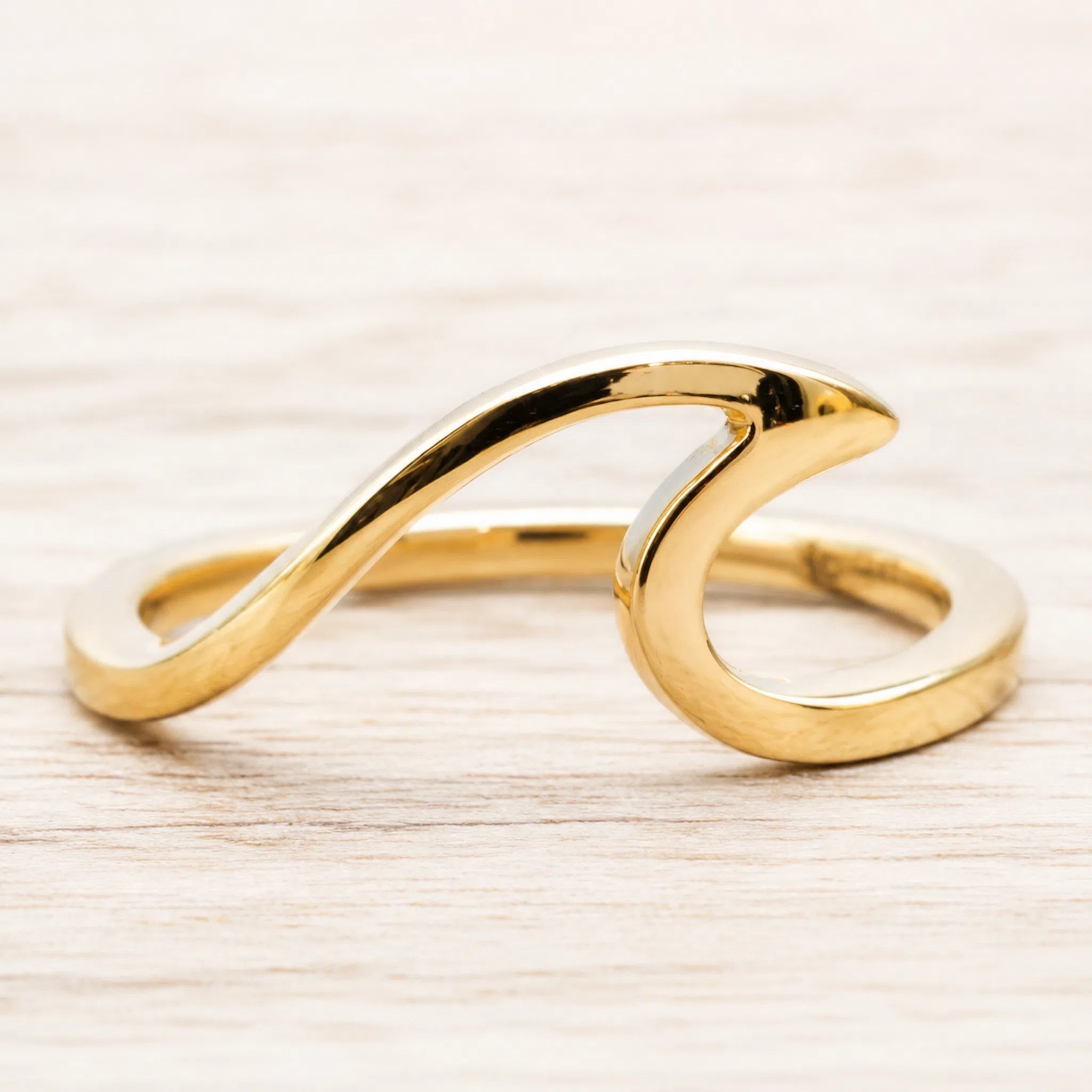 9k solid gold wave ring