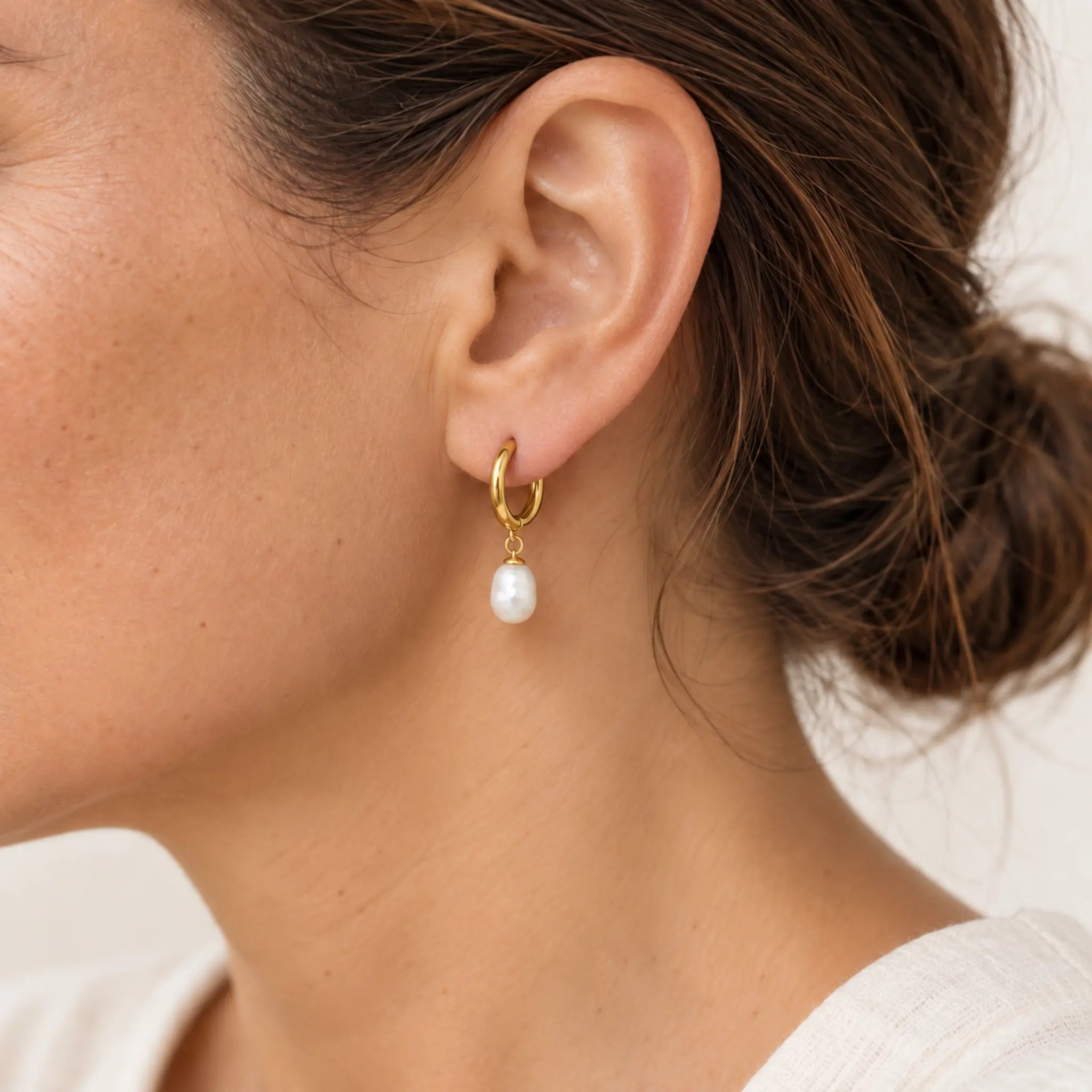 Freshwater pearl hoop earrings in gold PVD-plated stainless steel, earring worn on the ear to show its scale