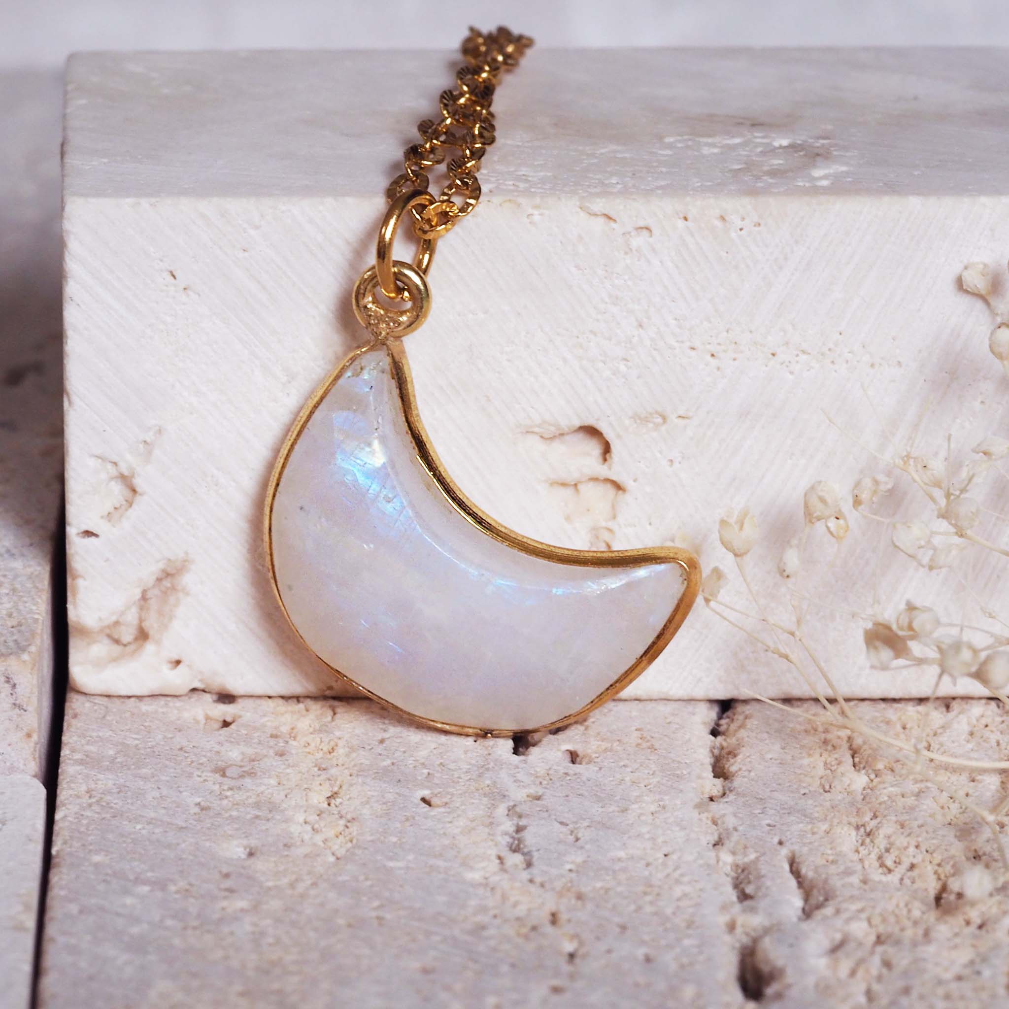  www.indieandharper.com Lunar Dreams Moonstone Necklace